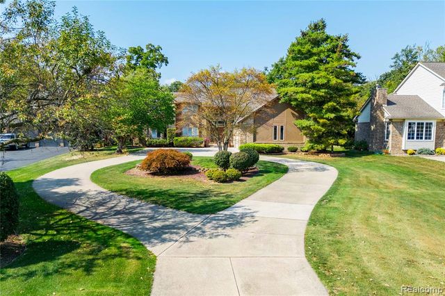 29462 East River Road, Grosse Ile, MI 48138
