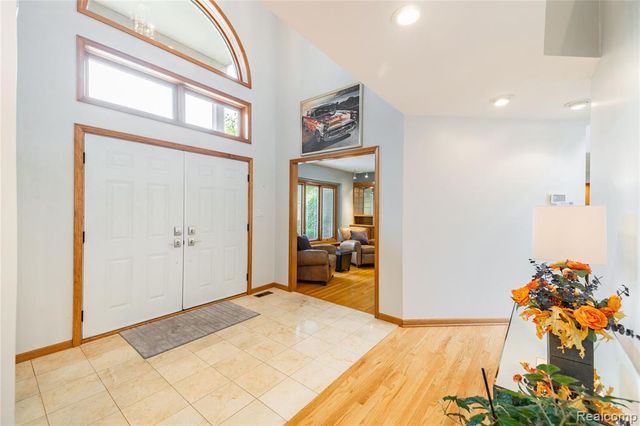 29462 East River Road, Grosse Ile, MI 48138