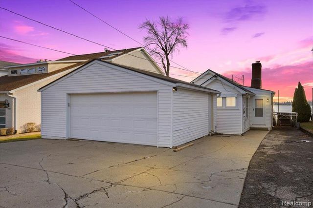 3733 Lake Front Street, Waterford, MI 48328