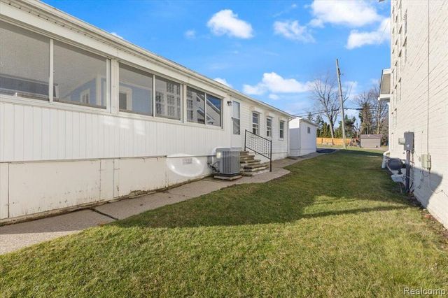 3733 Lake Front Street, Waterford, MI 48328