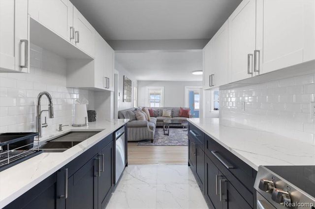 3733 Lake Front Street, Waterford, MI 48328