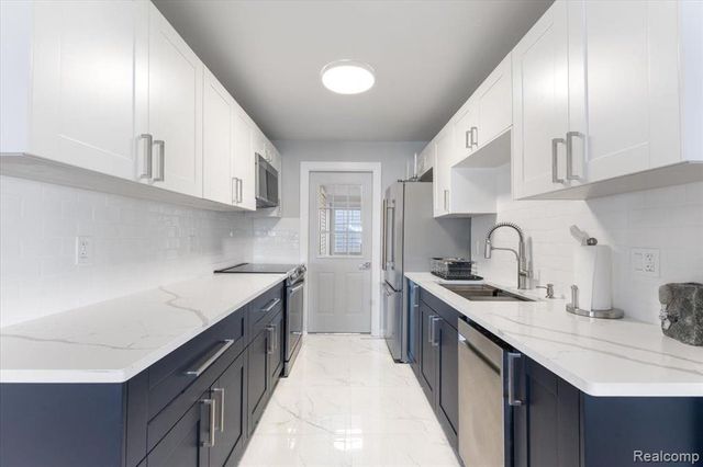 3733 Lake Front Street, Waterford, MI 48328