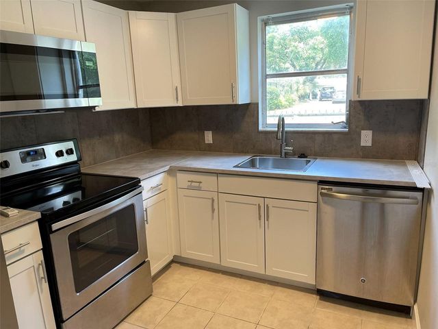 3301 W WOODLAWN AVENUE, Tampa, FL 33607