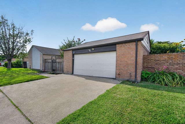 6 Quailwood Drive, Baytown, TX 77521