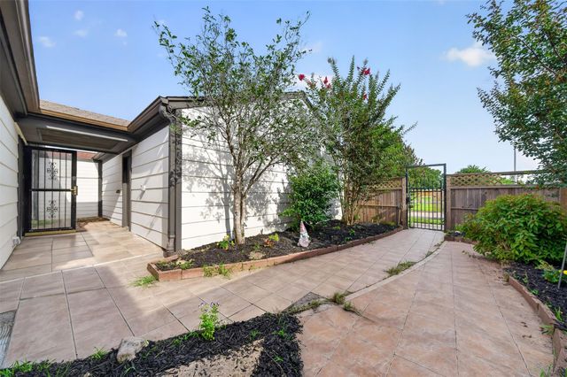 6 Quailwood Drive, Baytown, TX 77521