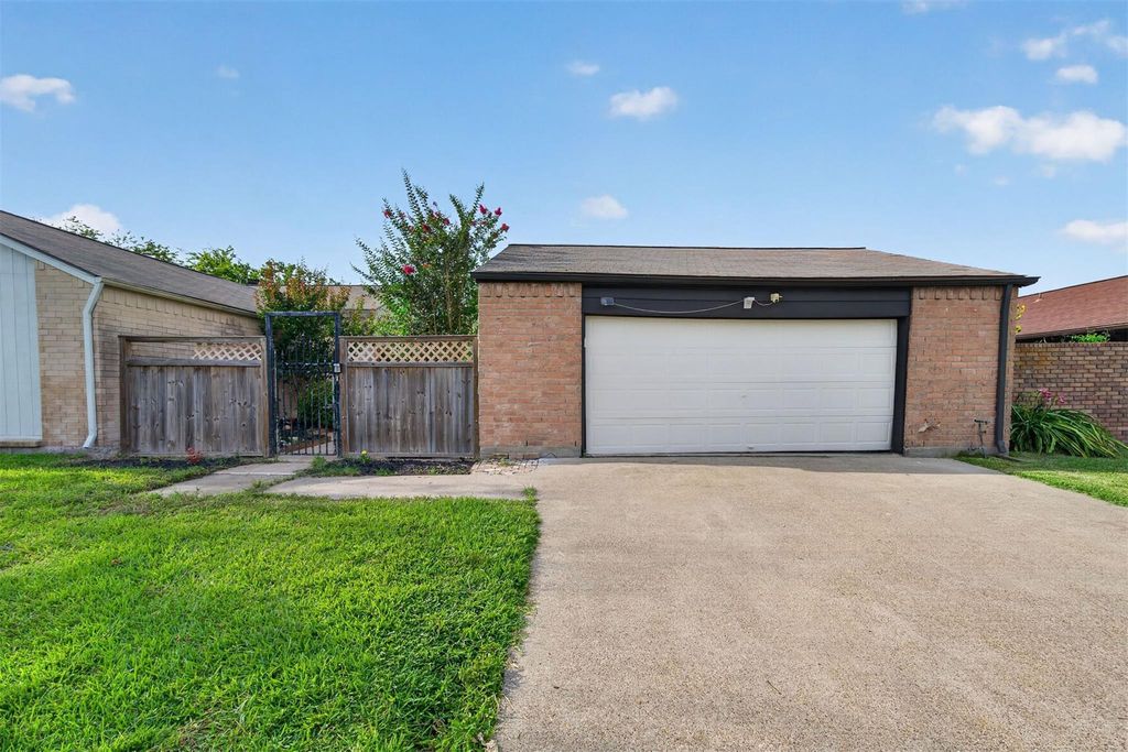 6 Quailwood Drive, Baytown, TX 77521