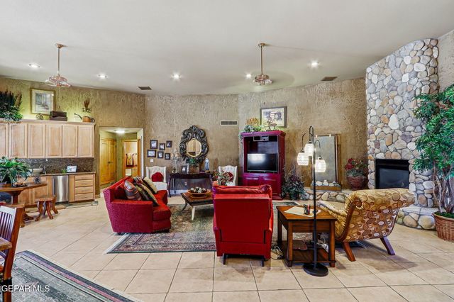 146 CRESTED PEAK Court, Santa Teresa, NM 88008