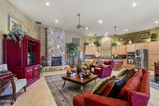 146 CRESTED PEAK Court, Santa Teresa, NM 88008