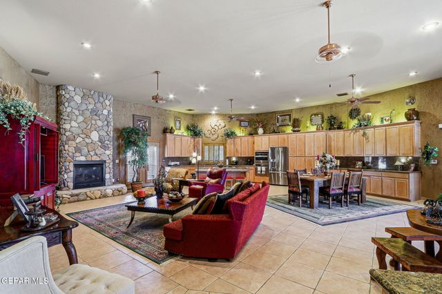 146 CRESTED PEAK Court, Santa Teresa, NM 88008