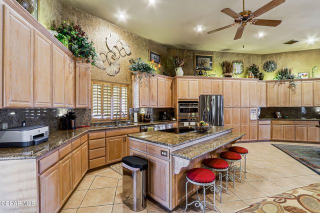 146 CRESTED PEAK Court, Santa Teresa, NM 88008