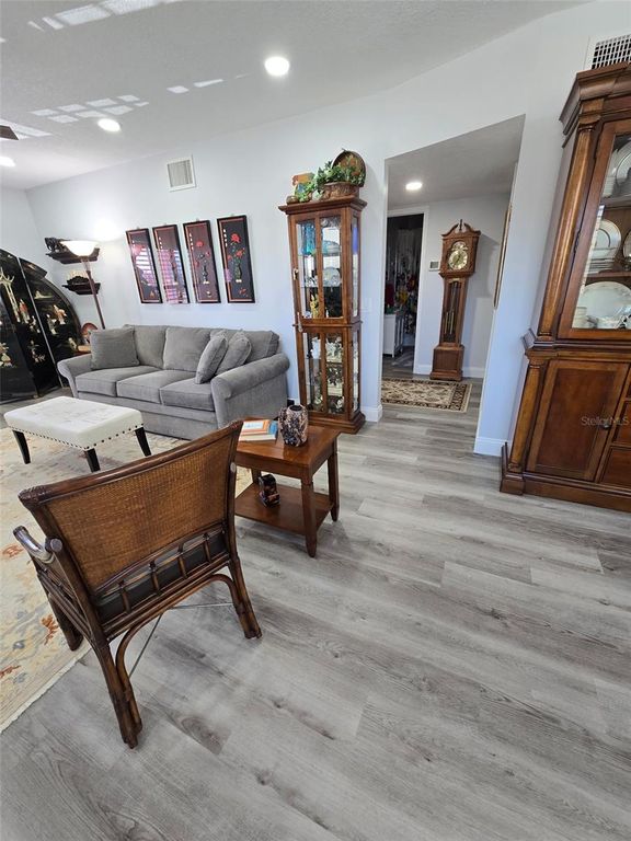 Image 6 of property listing at Address unavailable.