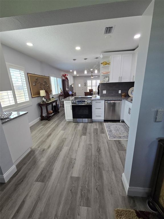 Image 10 of property listing at Address unavailable.