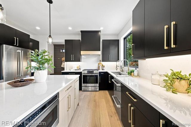1309 Walloon Way, Lake Orion, MI 48360