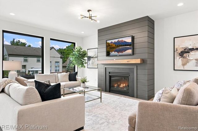 1309 Walloon Way, Lake Orion, MI 48360