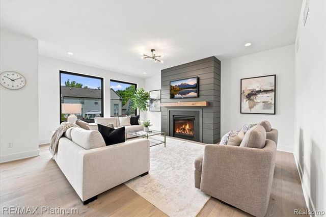 1309 Walloon Way, Lake Orion, MI 48360