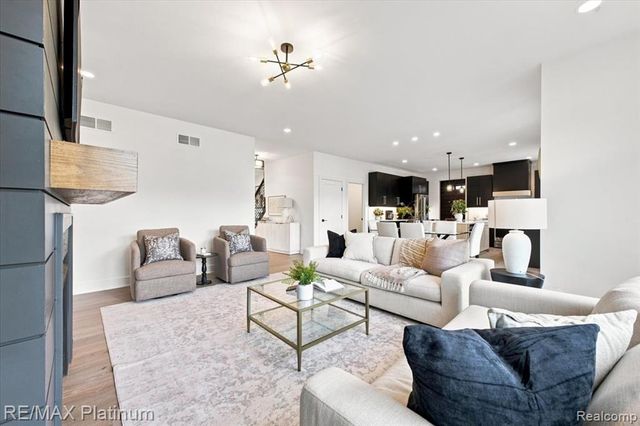 1309 Walloon Way, Lake Orion, MI 48360