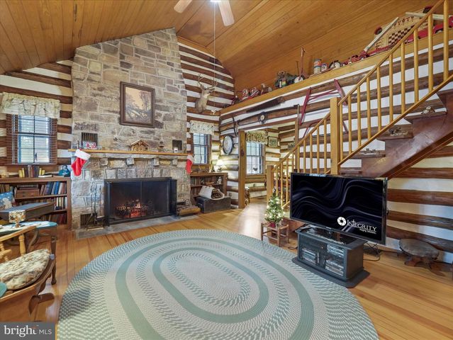 10086 GOLF COURSE RD, Fayetteville, PA 17222