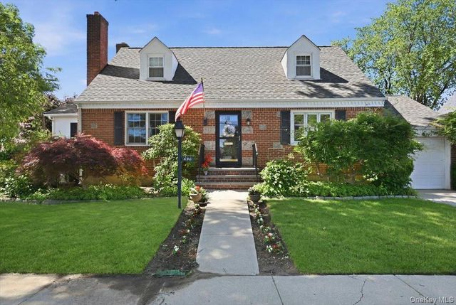 656 5th Avenue, New Hyde Park, NY 11040