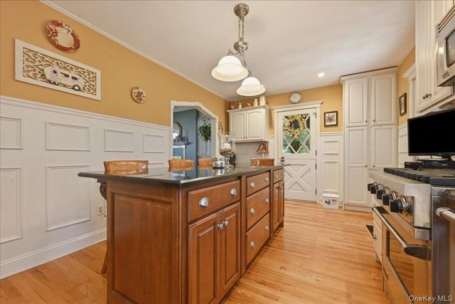 656 5th Avenue, New Hyde Park, NY 11040