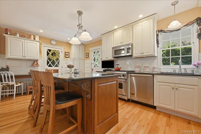656 5th Avenue, New Hyde Park, NY 11040