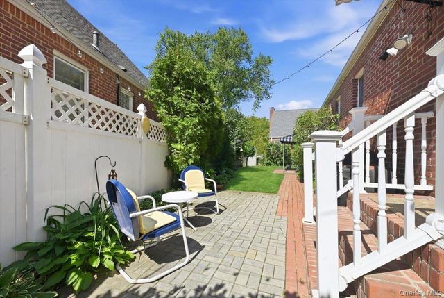 656 5th Avenue, New Hyde Park, NY 11040