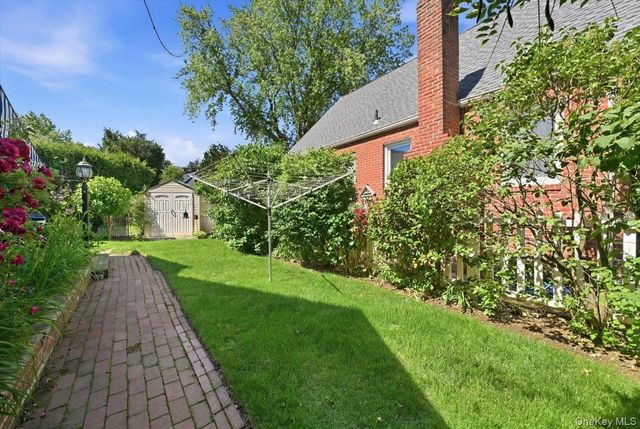 656 5th Avenue, New Hyde Park, NY 11040