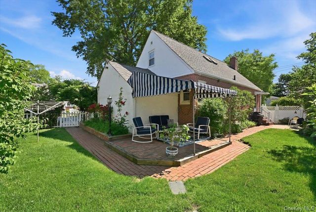 656 5th Avenue, New Hyde Park, NY 11040