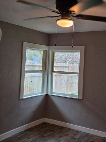 5823 Lyndhurst Drive E, Houston, TX 77033