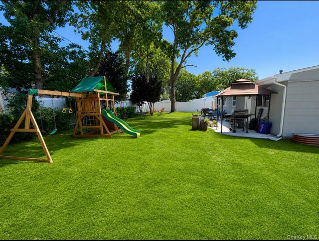 65 Biscayne Drive, Selden, NY 11784