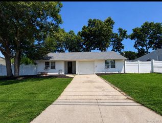 65 Biscayne Drive, Selden, NY 11784