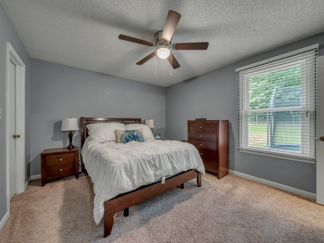 325 Cottonwood Ct, Clarksville, TN 37040