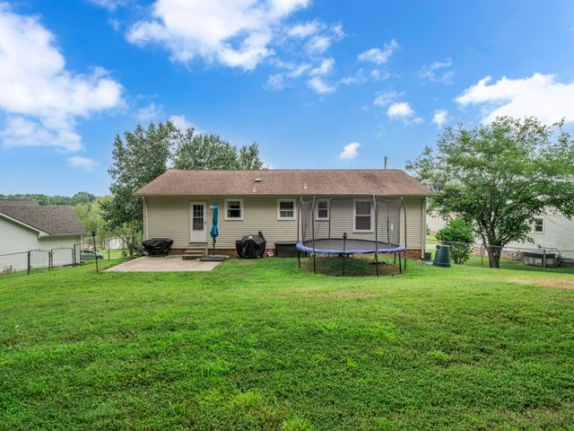 325 Cottonwood Ct, Clarksville, TN 37040