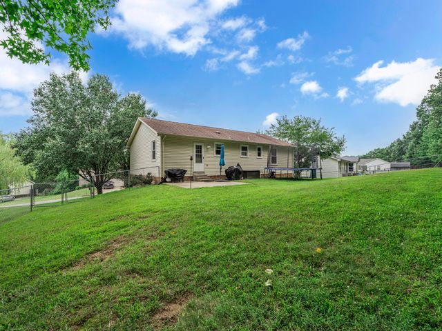 325 Cottonwood Ct, Clarksville, TN 37040