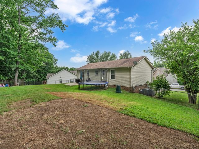 325 Cottonwood Ct, Clarksville, TN 37040