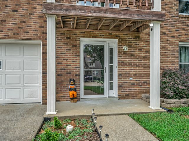 325 Cottonwood Ct, Clarksville, TN 37040