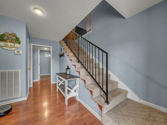 325 Cottonwood Ct, Clarksville, TN 37040