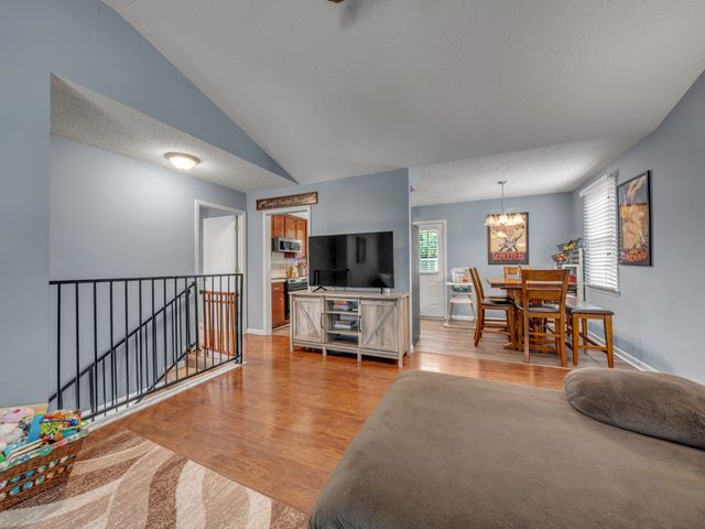 325 Cottonwood Ct, Clarksville, TN 37040