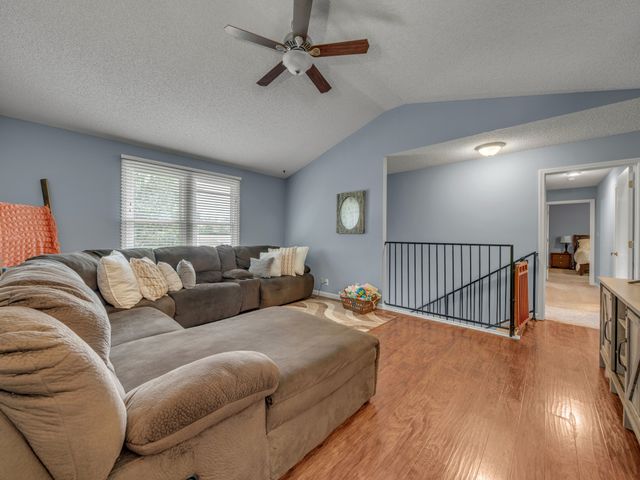 325 Cottonwood Ct, Clarksville, TN 37040