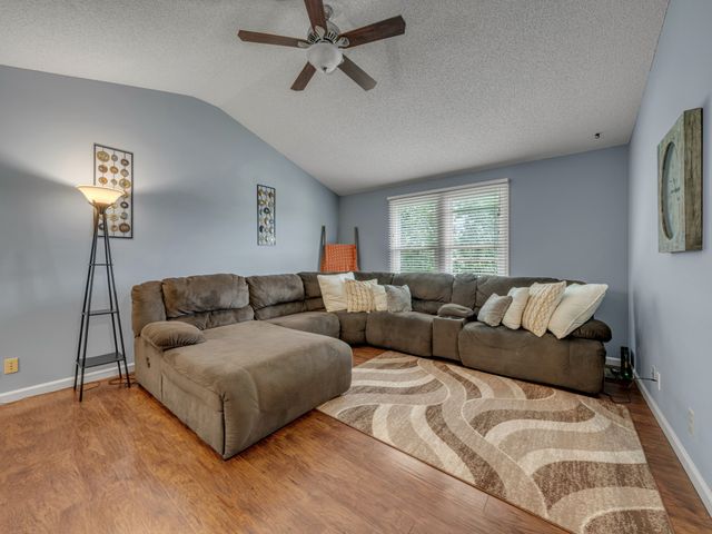 325 Cottonwood Ct, Clarksville, TN 37040