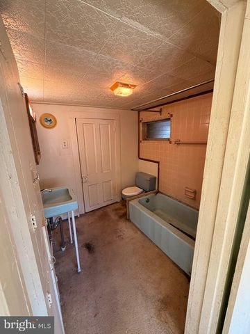 211 E LILLIAN ST, Hebron, MD 21830