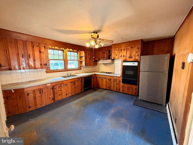 211 E LILLIAN ST, Hebron, MD 21830