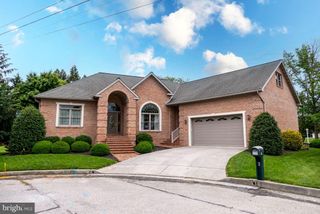 2 OAK CIR, Hanover, PA 17331