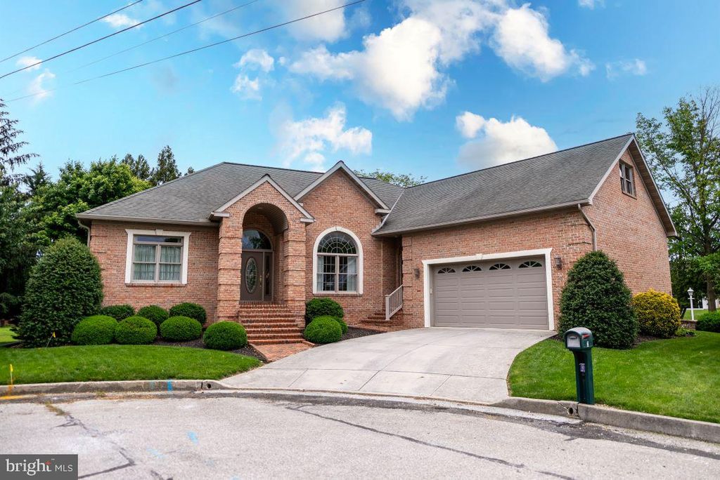 2 OAK CIR, Hanover, PA 17331