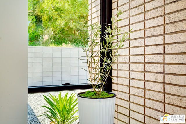 2233 N Vista Drive, Palm Springs, CA 92262