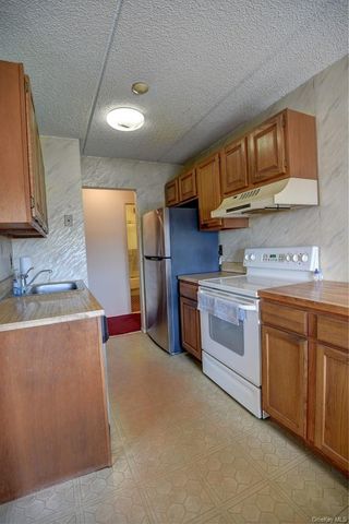 175 Maple Avenue 4I, Westbury, NY 11590
