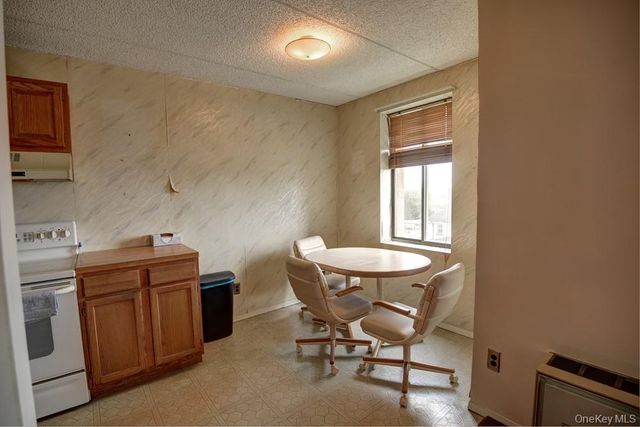 175 Maple Avenue 4I, Westbury, NY 11590