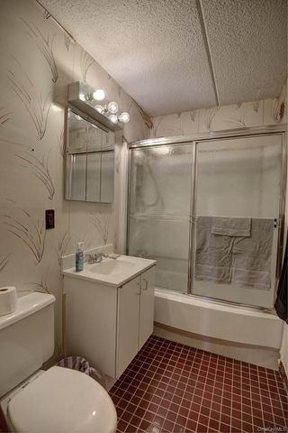 175 Maple Avenue 4I, Westbury, NY 11590