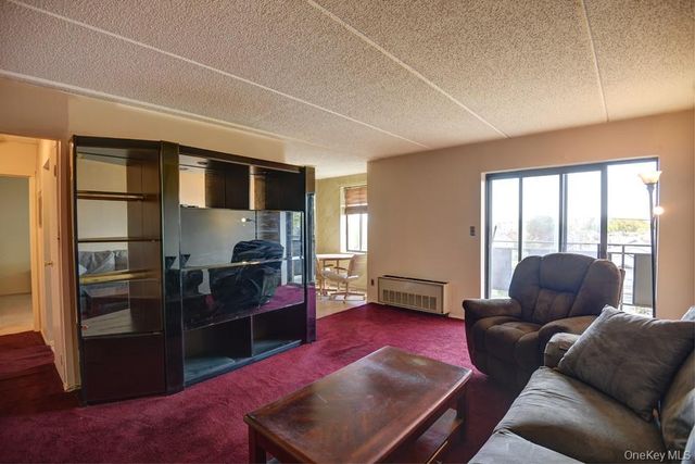 175 Maple Avenue 4I, Westbury, NY 11590