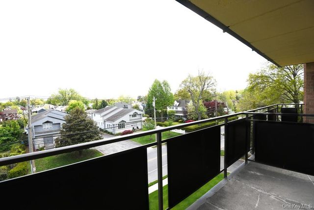 175 Maple Avenue 4I, Westbury, NY 11590