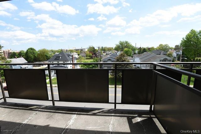 175 Maple Avenue 4I, Westbury, NY 11590